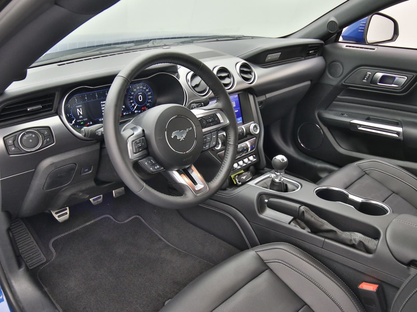 Armaturenbrett eines Ford Mustang GT Coupé V8 450PS / Premium 2 / Magne in Atlas Blau 