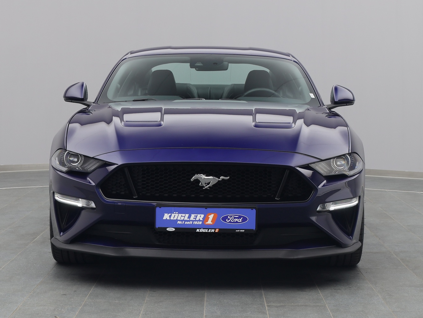 Frontansicht eines Ford Mustang GT Coupé V8 450PS Aut. / Premium-Paket 2 in Kona Blau 