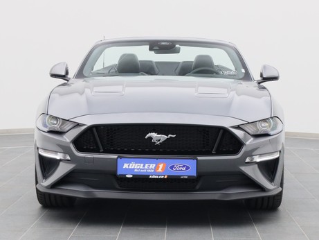 Frontansicht eines Ford Mustang GT Cabrio V8 450PS / Premium 4 in Carbonized Gray 