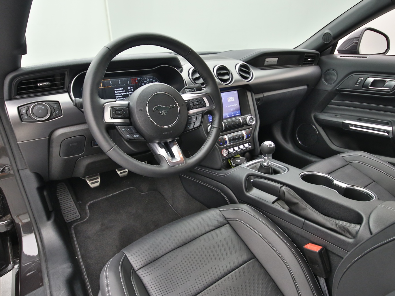 Armaturenbrett eines Ford Mustang GT Coupé V8 450PS / Premium 3 / B&O in Dark Matter Grey 