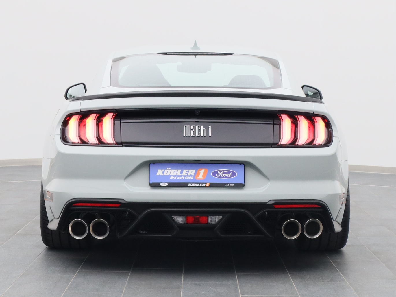 Heckansicht eines Ford Mustang Customized Mach1 750PS in Fighter Jet Gray 